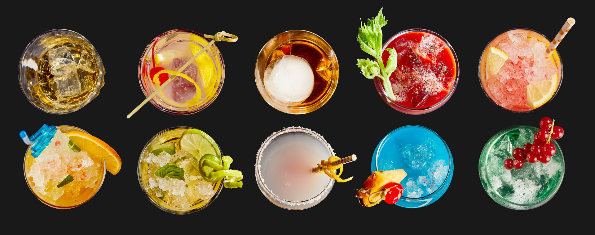 Zehn bunte Cocktails von oben